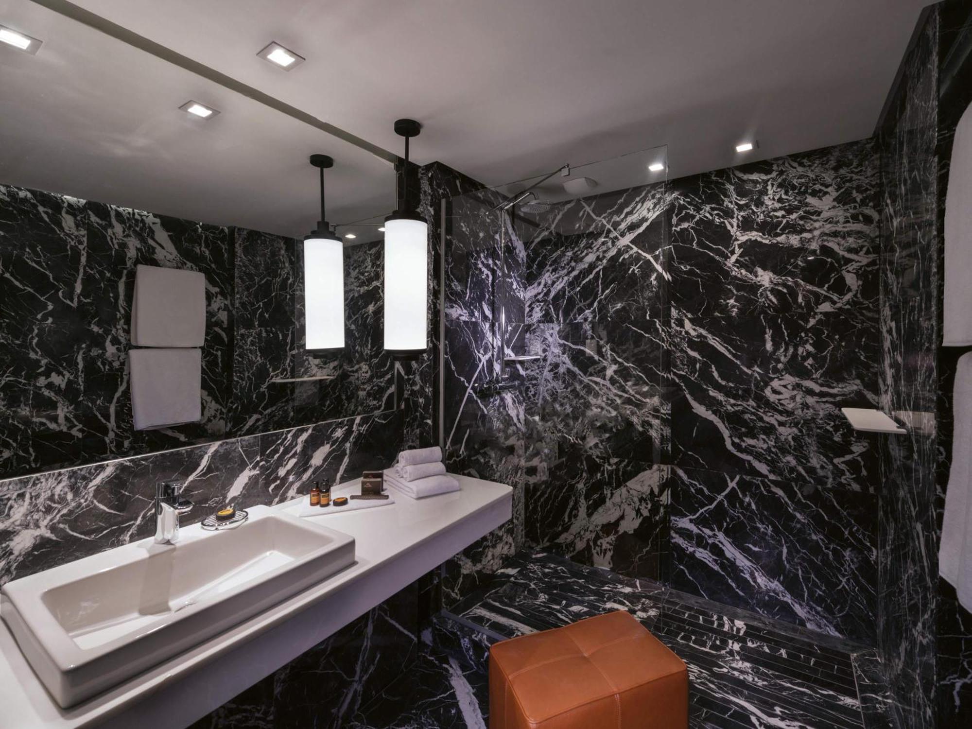 Superior King Room with View