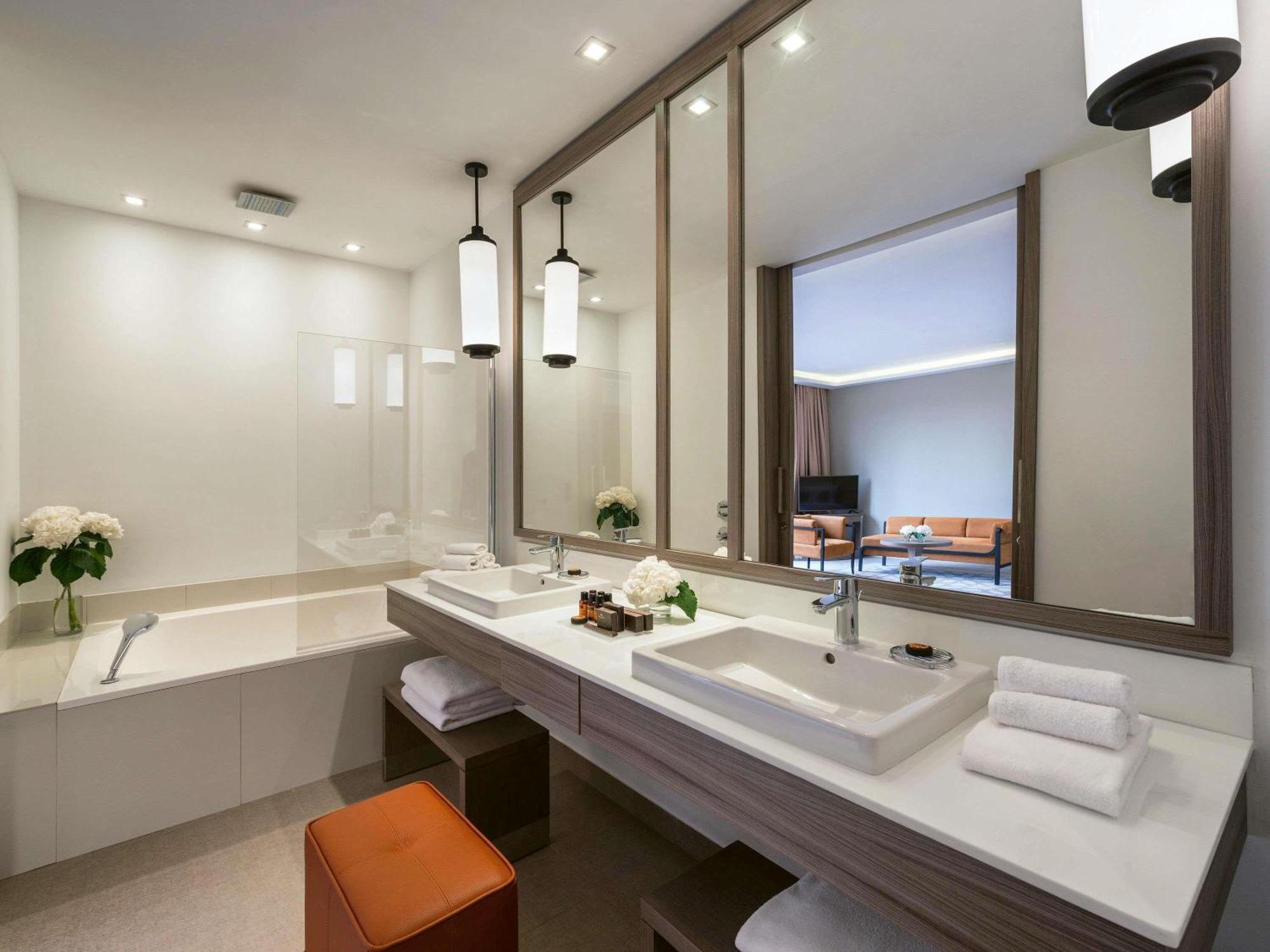 Deluxe King Room with Garden View