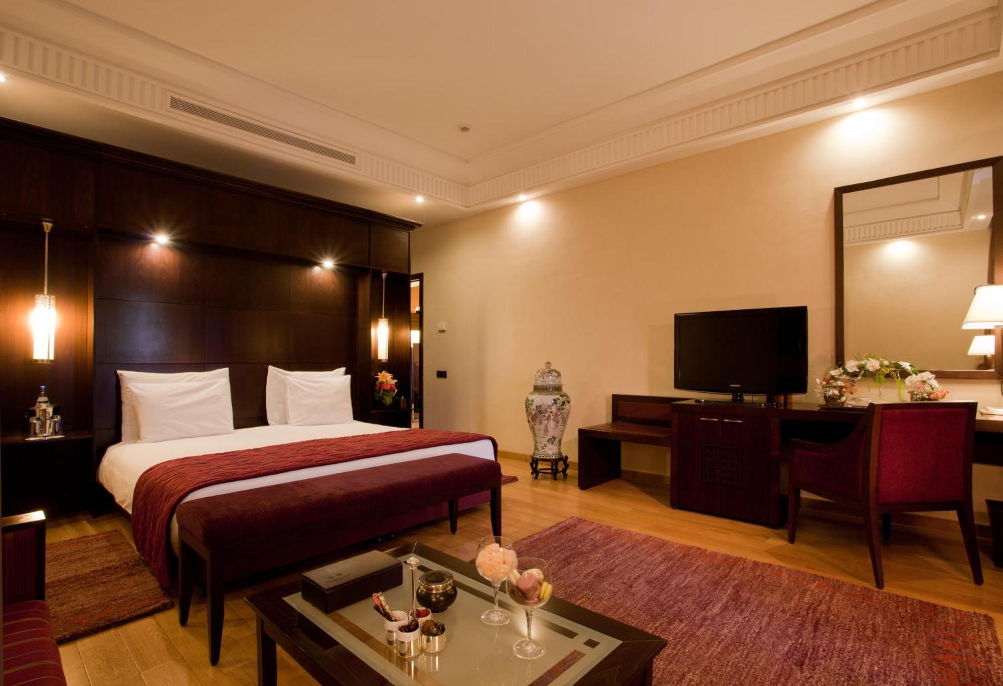 Premium Suite King Size Bed Garden View
